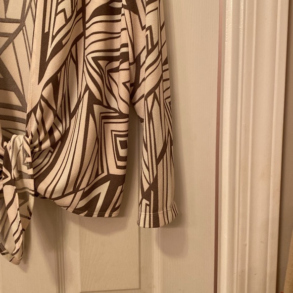 Easy wear by Chico’s woman’s top, size Chico’s 3, dark taupe & white - Picture 4 of 10